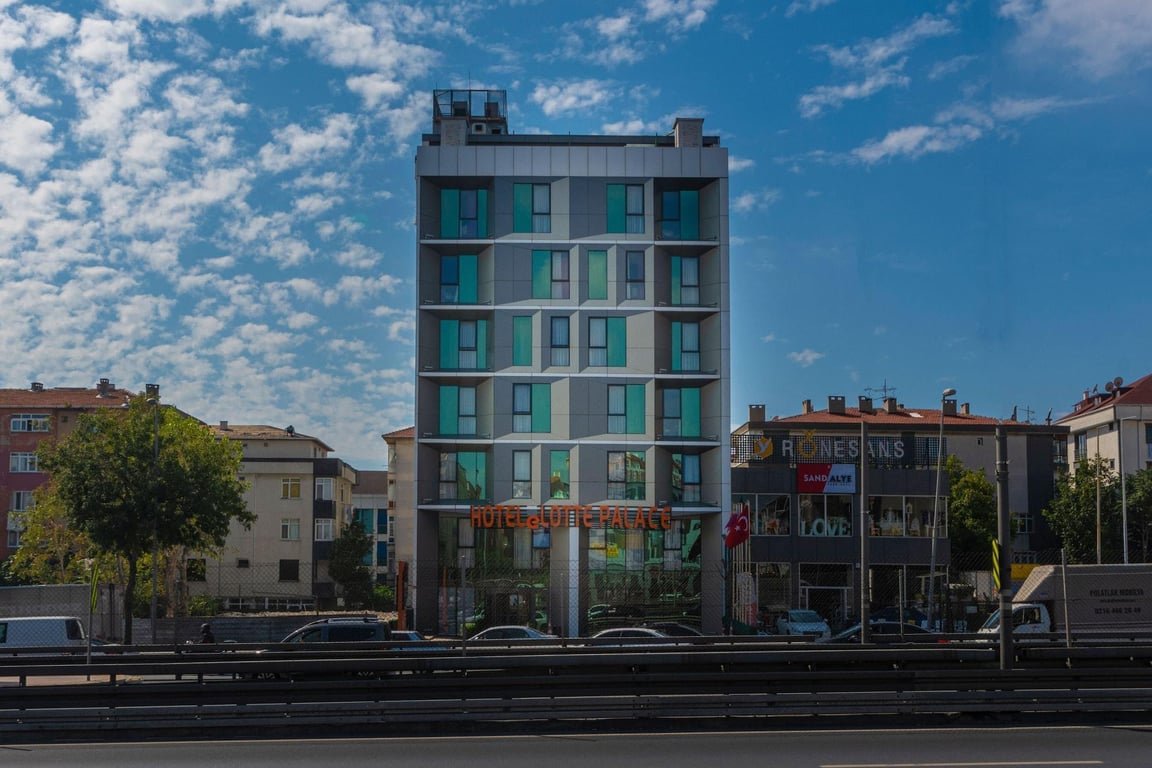 Land Park Hotel