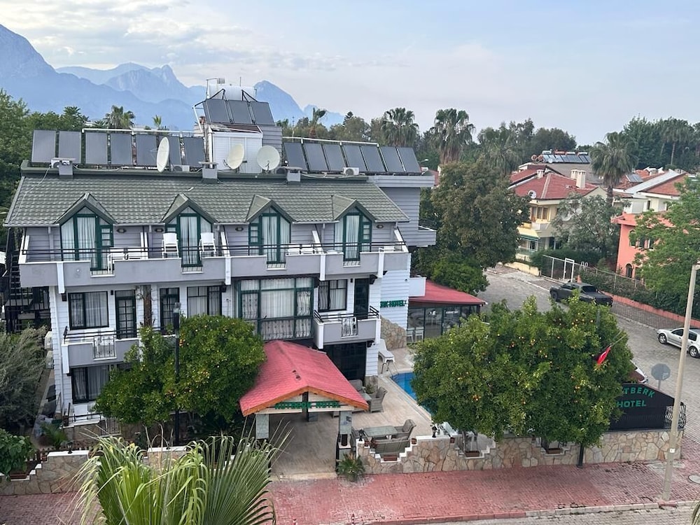 Kutberk Otel (44Km Away From Antalya)
