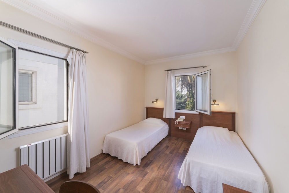 Seckin Konaklar(24 Hour Front Desk)