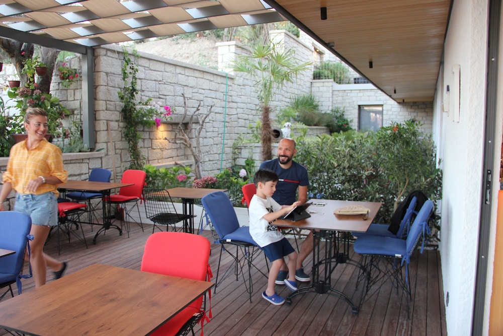 Yerli Otel Alacati (hotel Does Not Accept Only Men)