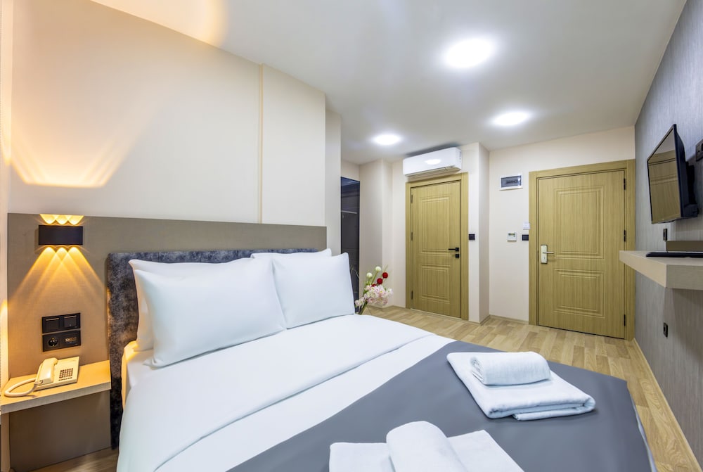 The Business Class Hotel (20Km Away From Istabul)
