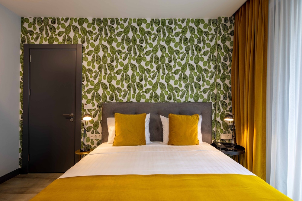Green Parrot Hotel