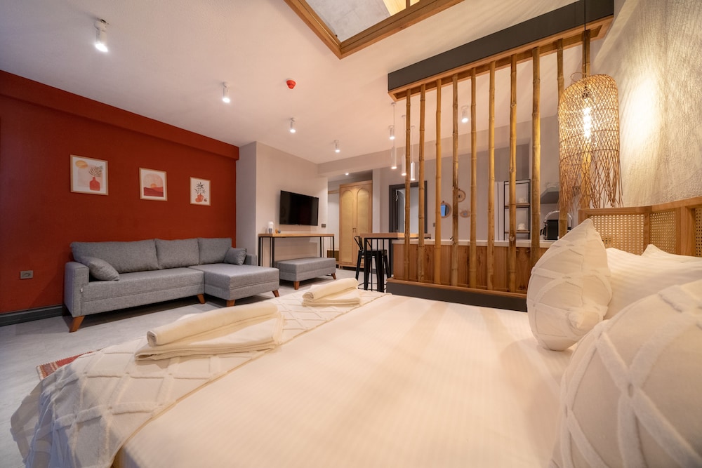 Reddoors Suites (the Front Desk Is Open Daily From 2:00 P.m 7:30 Pm)