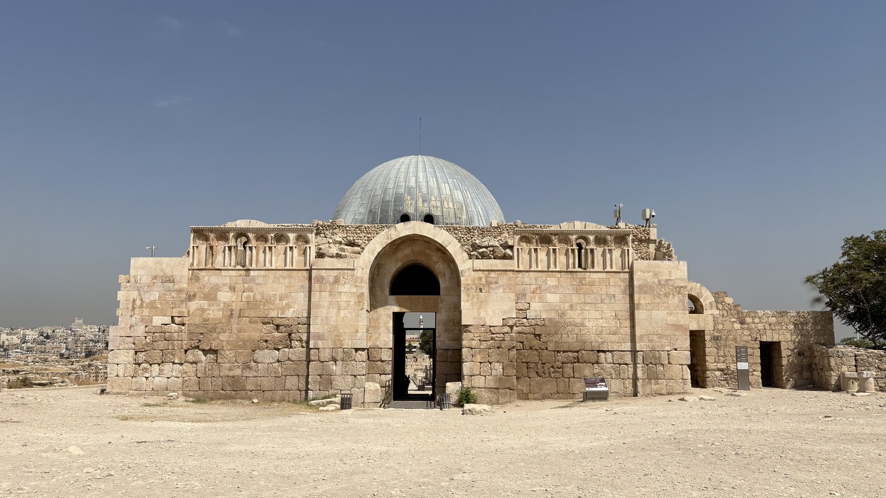 جبل القلعة وآثاره التاريخية المطلة على مدينة عمّان الأردن