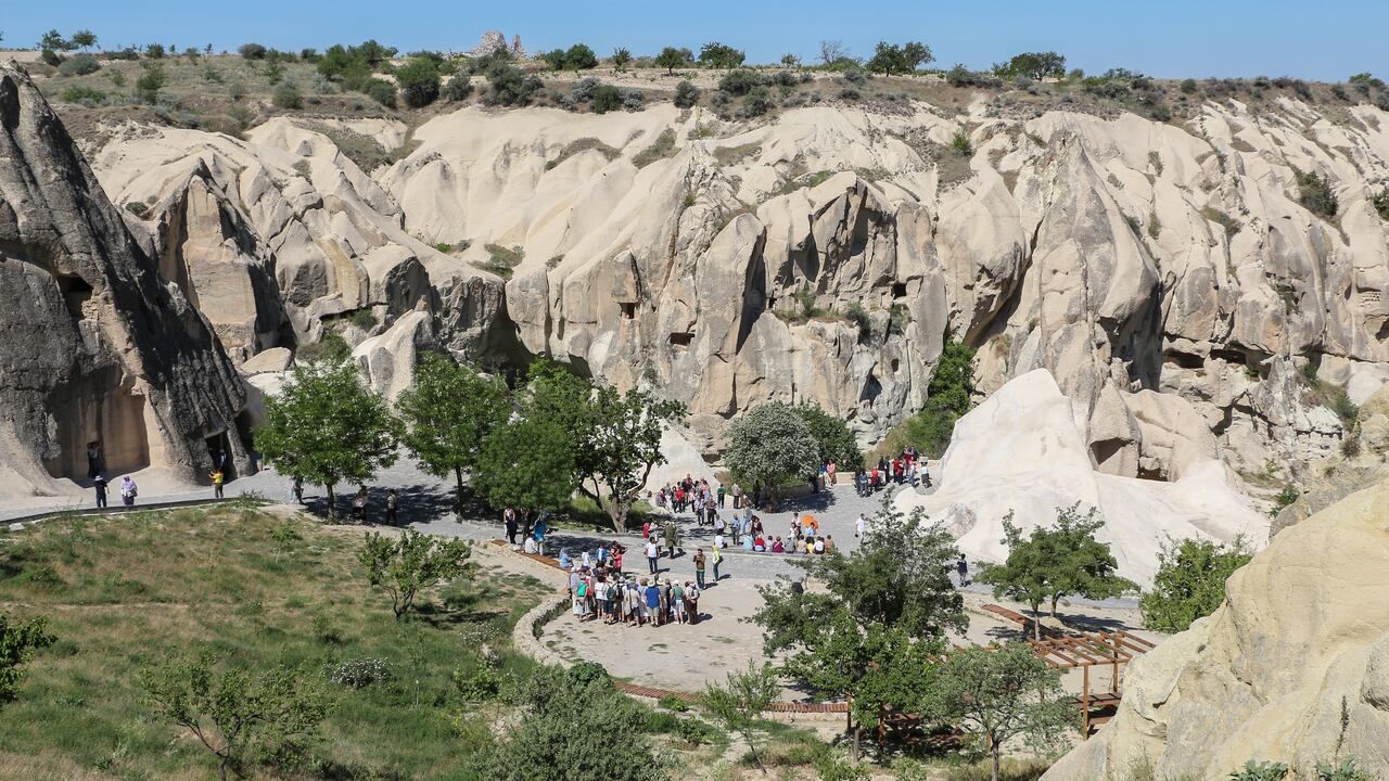Wide view of Göreme Open-Air Museum rock-cut churches in Cappadocia, Türkiye