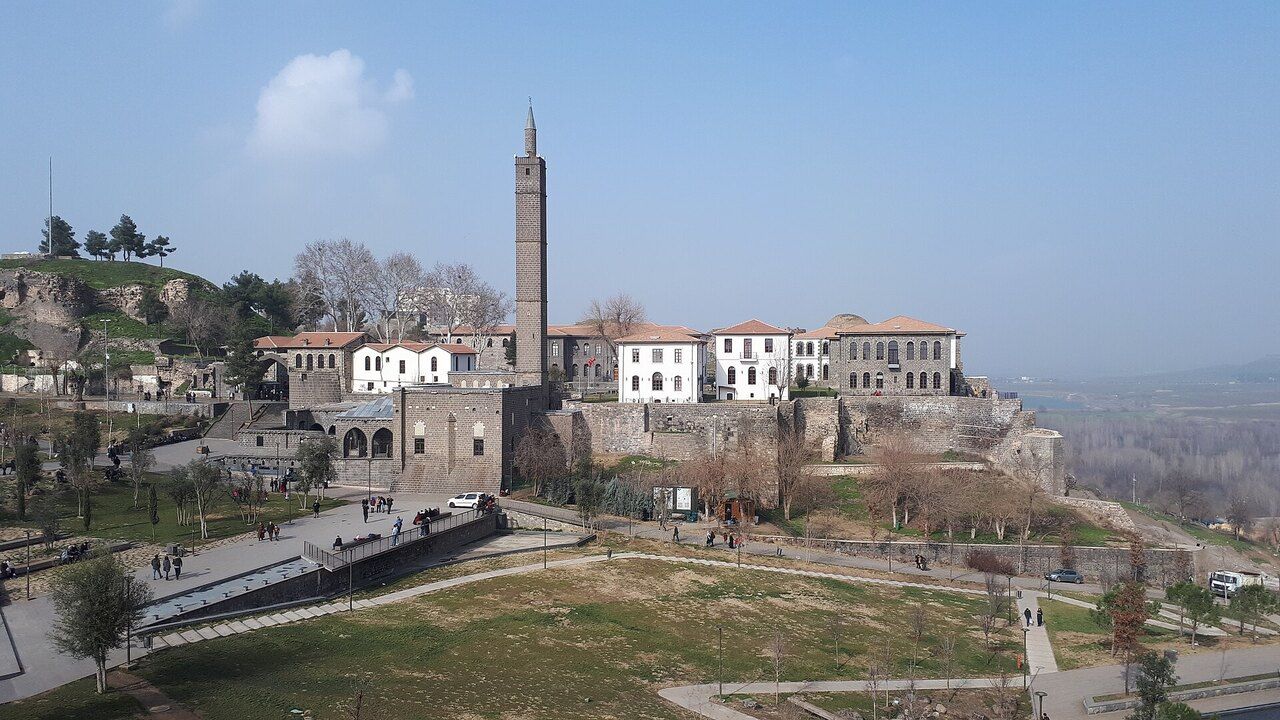 Wide view of Hazreti Suleyman Mosque and its square minaret within the historic İçkale complex in Diyarbakir, Turkey.