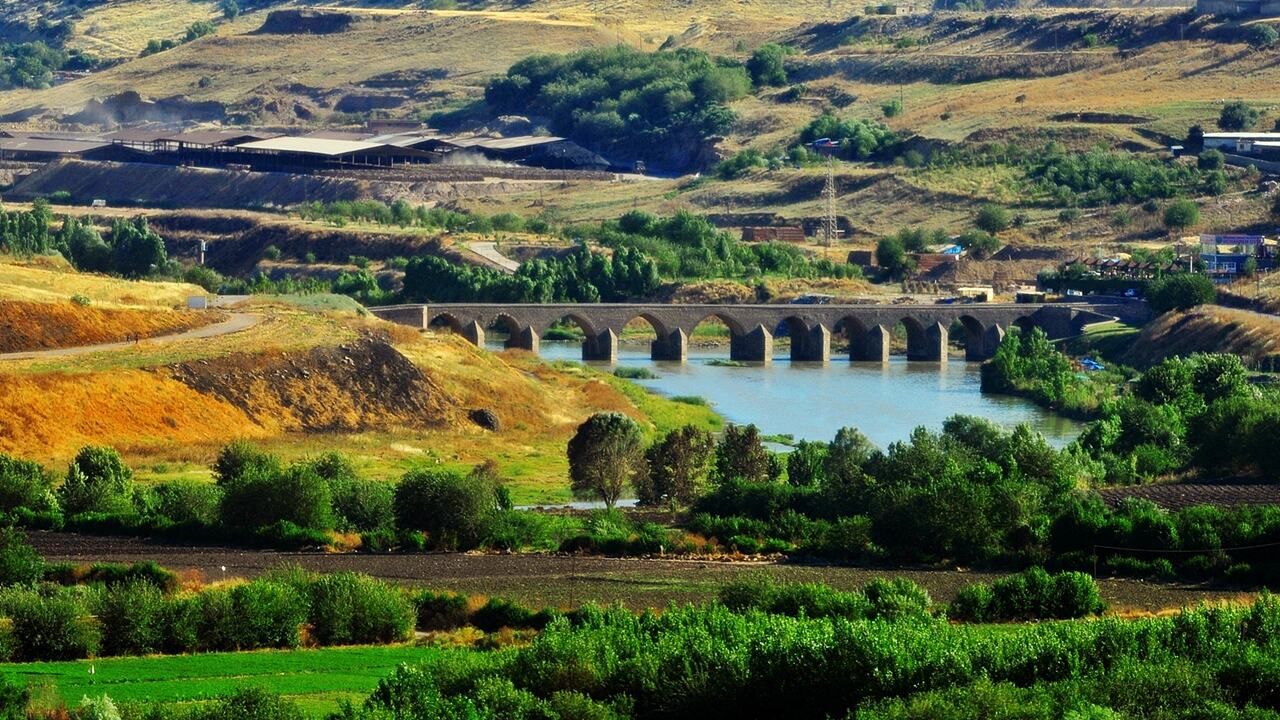 Panoramic view of the Ten-Arched Bridge crossing the Tigris River amid the Hevsel Gardens in Diyarbakir, Turkey.