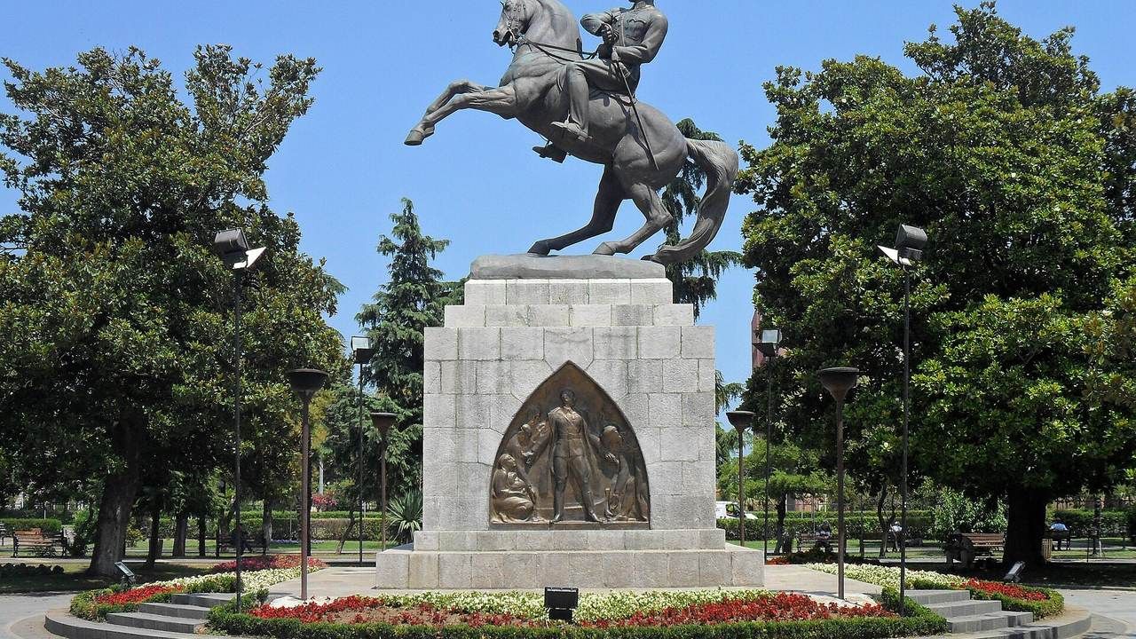 Onur Anıtı equestrian monument in the historic centre of Samsun