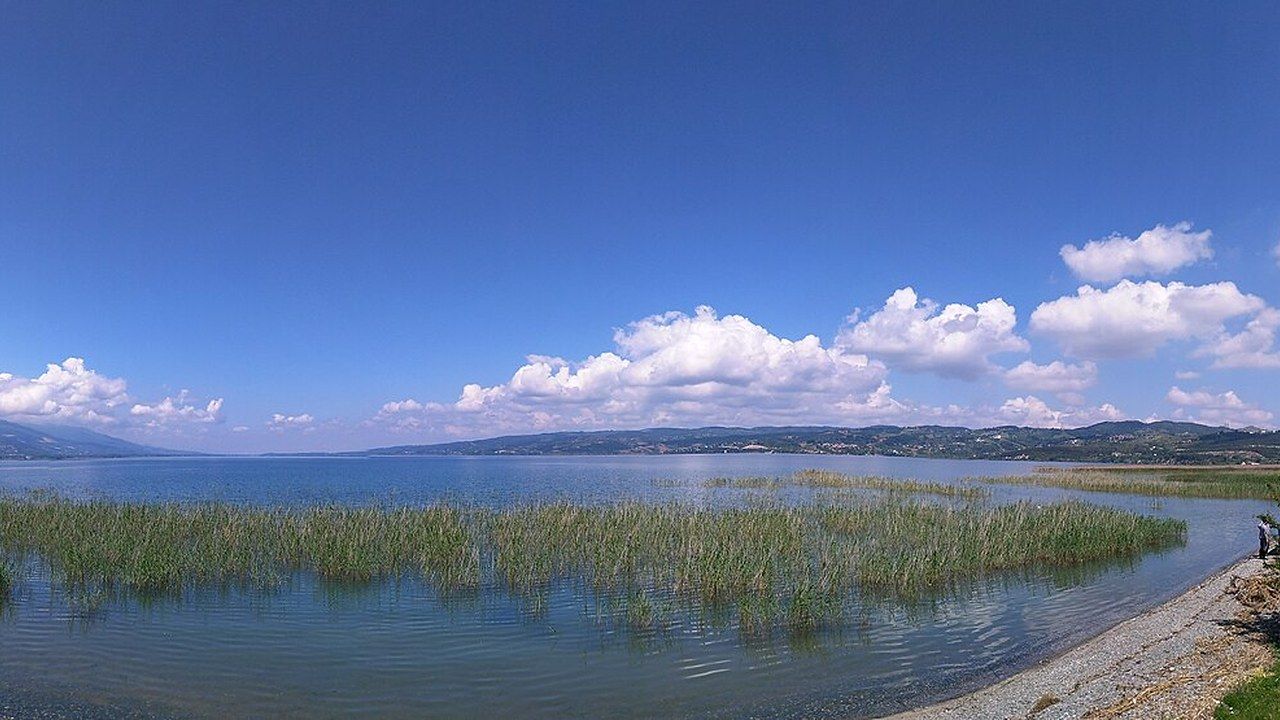 Panoramic view of Lake Sapanca surrounded by green mountains