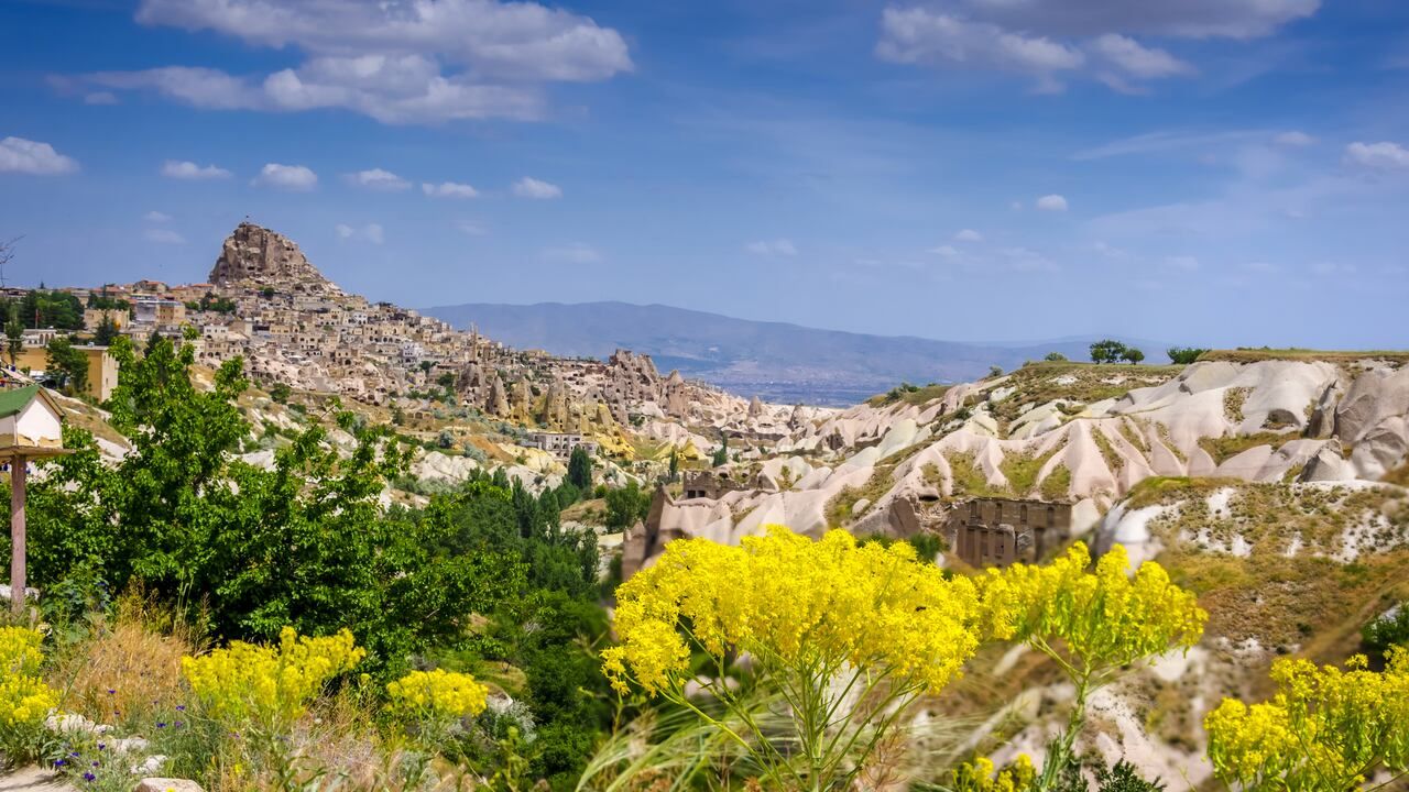 Wide view of Uçhisar Castle and Pigeon Valley in Cappadocia, Türkiye
