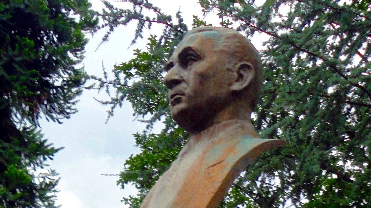 Bust of Zihni Derin at the entrance of Rize Ziraat Botanical Tea Garden